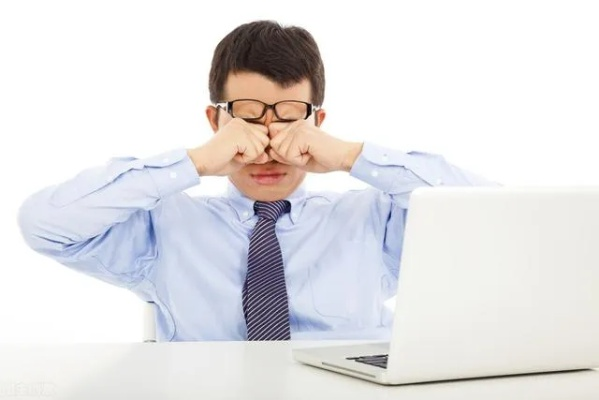 电脑综合征症状大揭秘：眼睛疲劳、颈部僵硬、手指酸痛、头痛等常见症状详解